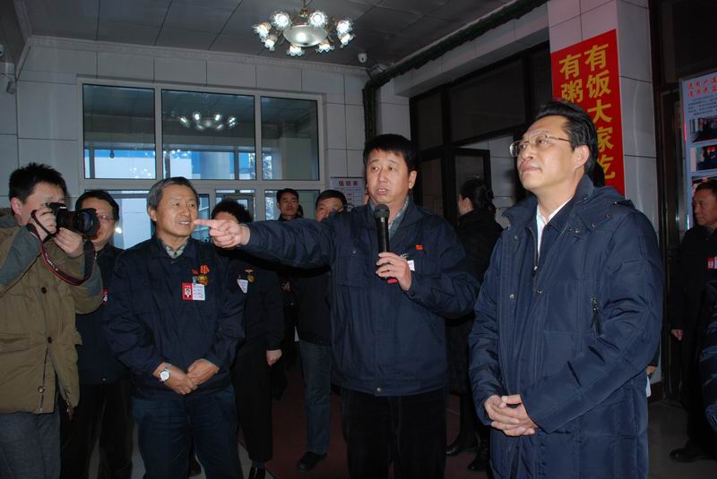 15.張雨浦書記、閆子忠副市長等領導觀看公司榮譽展